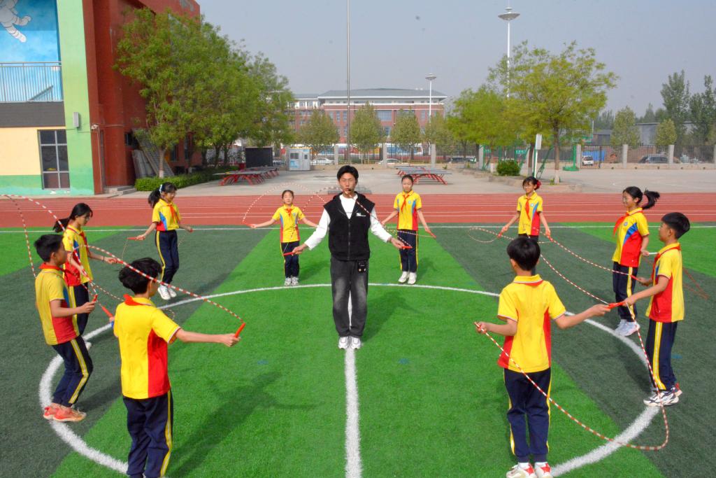 宝博体育app中小学生每天在校运动时间如何达到2小时？——来自河北多地校园的走访观察(图1)